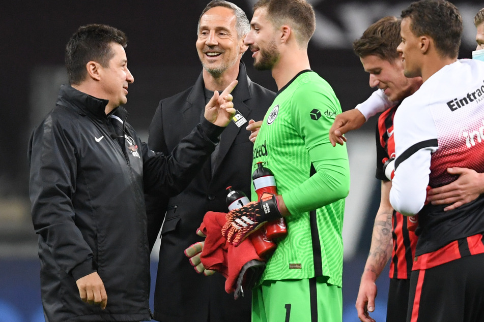 Co-Trainer Christian Peintinger (54), Coach Adi Hütter (51) sowie Kevin Trapp (30), Erik Durm (28) und Timothy Chandler (31, v.l.n.r.) feiern den 2:0-Sieg von Eintracht Frankfurt gegen den FC Augsburg.