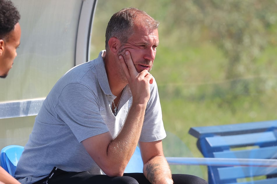 Sorgenfalten bei Lok Leipzigs Trainer Jochen Seitz (48). Möglicherweise werden einige seiner Spieler beim Pokalderby fehlen.