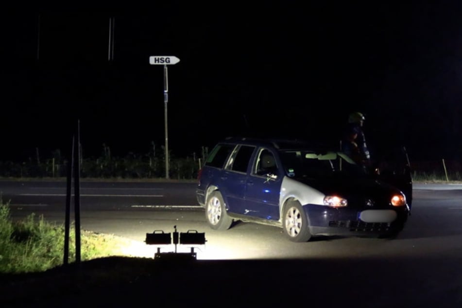 Dunkel gekleidet und ohne Licht: 13-Jähriger wird von Golf erfasst und schwer verletzt