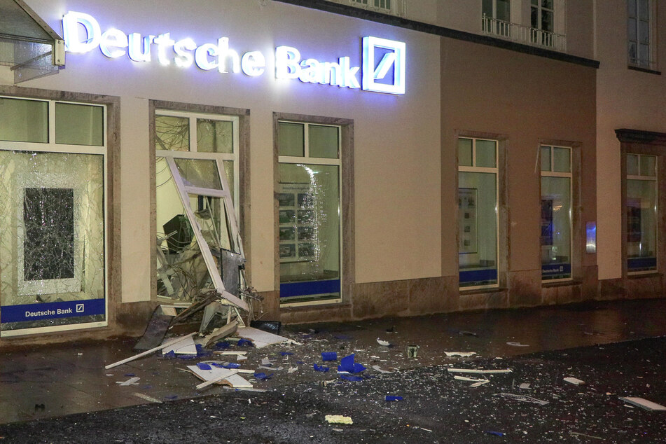 Fenster sowie die Fassade der Deutschen Bank wurden durch die Explosion beschädigt.