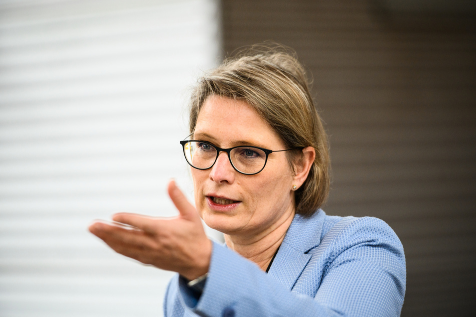 Stefanie Hubig (SPD), Bildungsministerin von Rheinland-Pfalz, gestikuliert auf einer Pressekonferenz.