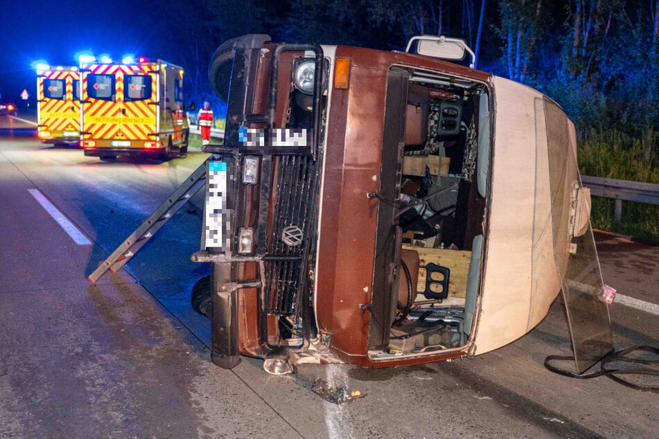 Das Wohnmobil kippte nach dem Zusammenstoß auf die Seite.