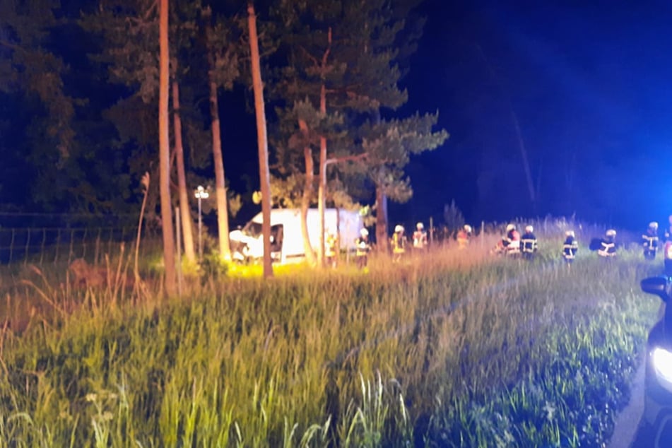 Nächtlicher Einsatz auf der A9: Ein Kleintransporter krachte gegen einen Baum.