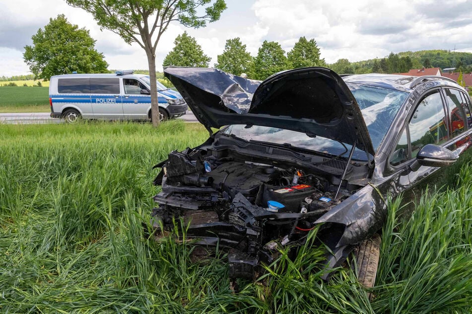 Der Golf kam von der Straße ab, krachte gegen einen Baum und überschlug sich mehrfach.