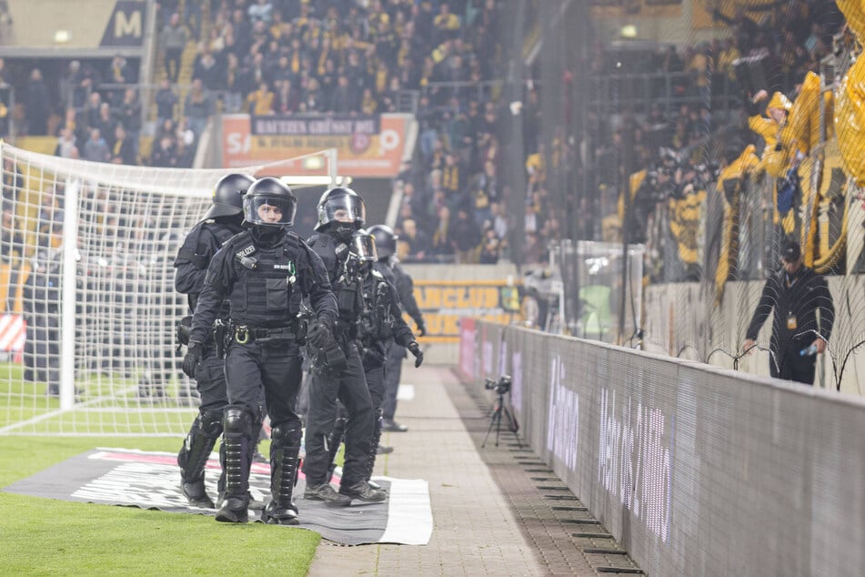 Einsatzkräfte der Polizei beim Dynamo-Heimspiel in der vergangenen Saison gegen Hertha BSC.