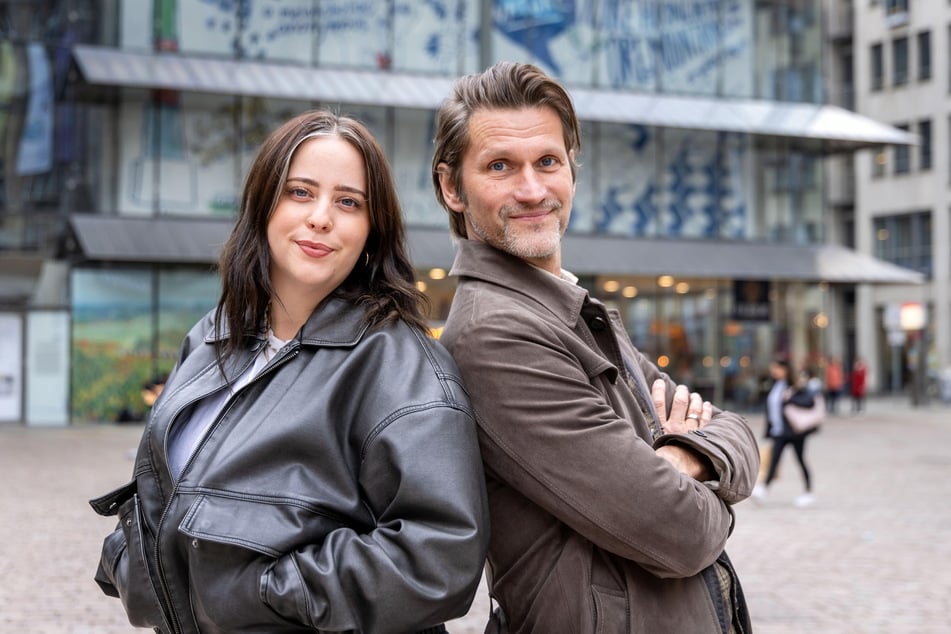 Grafikerin Ulrike Schell und Joerg G. Fieback (r.), Geschäftsführer der zebra group.