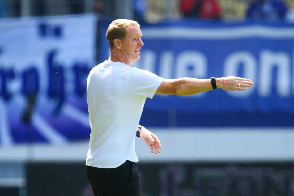 St. Paulis Trainer Timo Schultz (43) gibt seiner Mannschaft während der Partie Anweisungen.