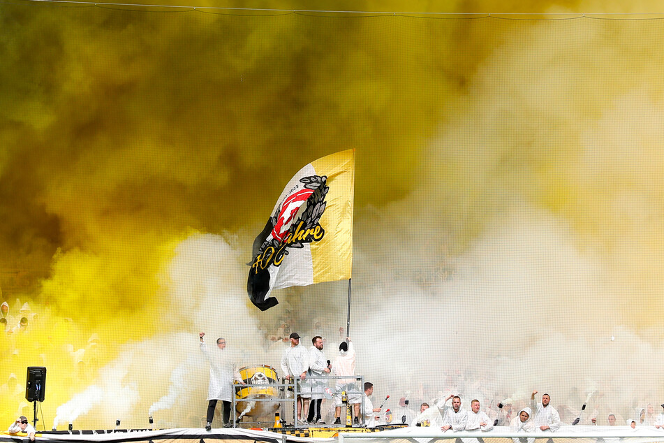 Die Dynamo-Fans brannten beim Spiel gegen Mannheim Rauchkörper ab.