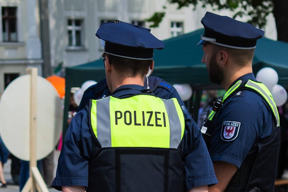 Teenager trägt verbotenes Nazi-Shirt beim Einkaufen
