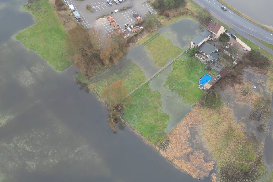 Einige Grundstücke sind in Wolmirstedt bereits vom Wasser überflutet.