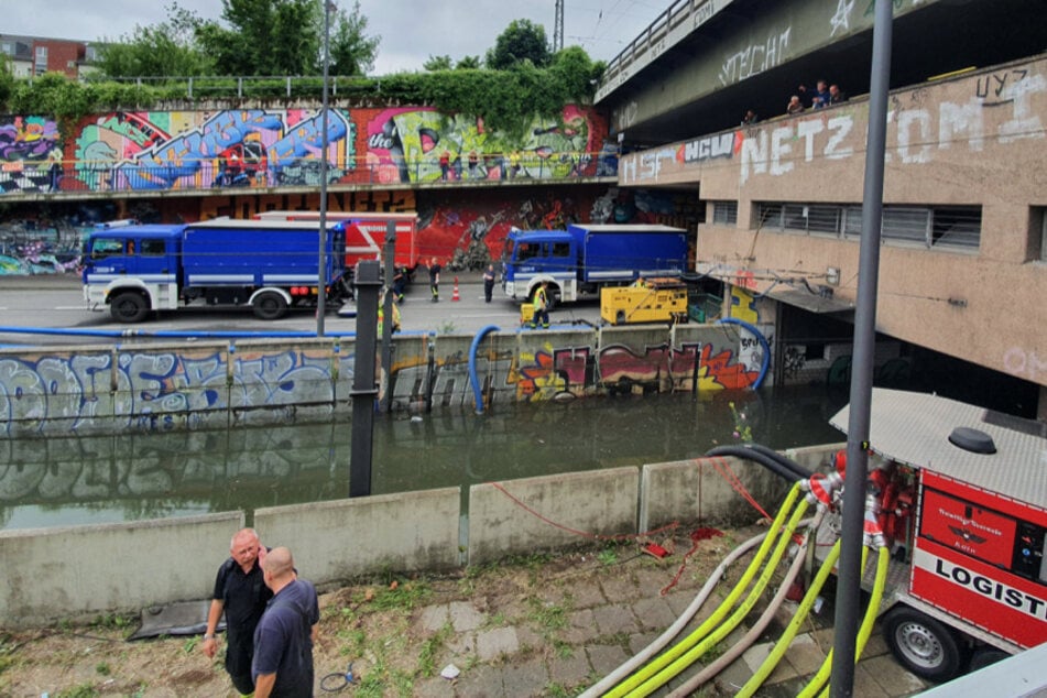 Die mit Wasser vollgelaufene KVB-Haltestelle Geldernstraße/Parkgürtel wurde am Freitag leergepumpt.