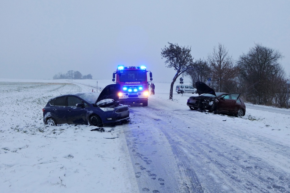 Nach einem Frontal-Crash auf glatter Straße landeten am Montagmorgen zwei Autos im Süden von Leipzig im Straßengraben.
