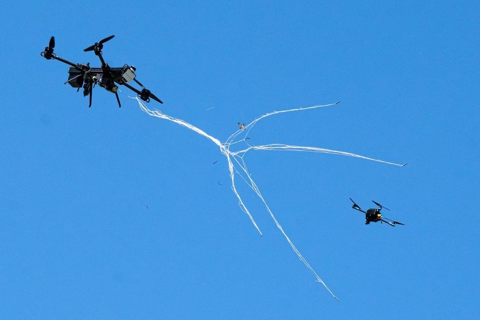 Drohnen können unter anderem durch Abfangdrohnen mit Netztechnik gestoppt werden. (Symbolfoto)