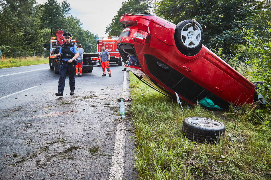 Bei dem Unfall hat der Skoda sich nicht nur überschlagen, sondern auch das rechte Hinterrad verloren.