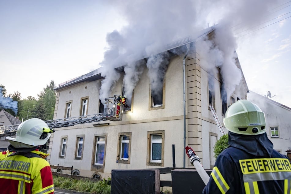 Dichter Rauch steigt aus den Fenstern einer Wohnung im sächsischen Bad Gottleuba-Berggießhübel.