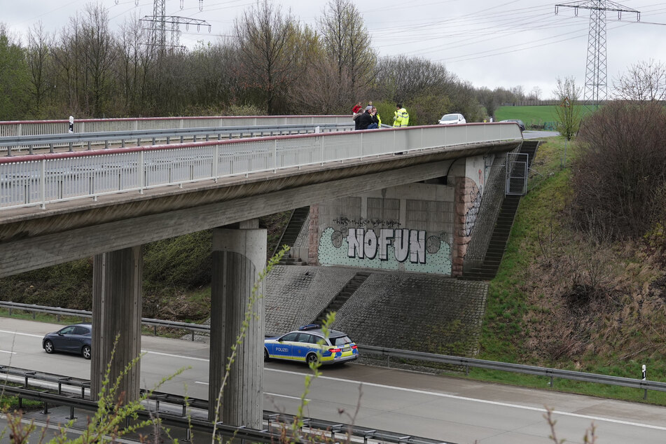 An der A17 kurz vor dem Dölzschener Tunnel kam es auf dieser Autobahnbrücke zu einer kurzen Protest-Aktion.