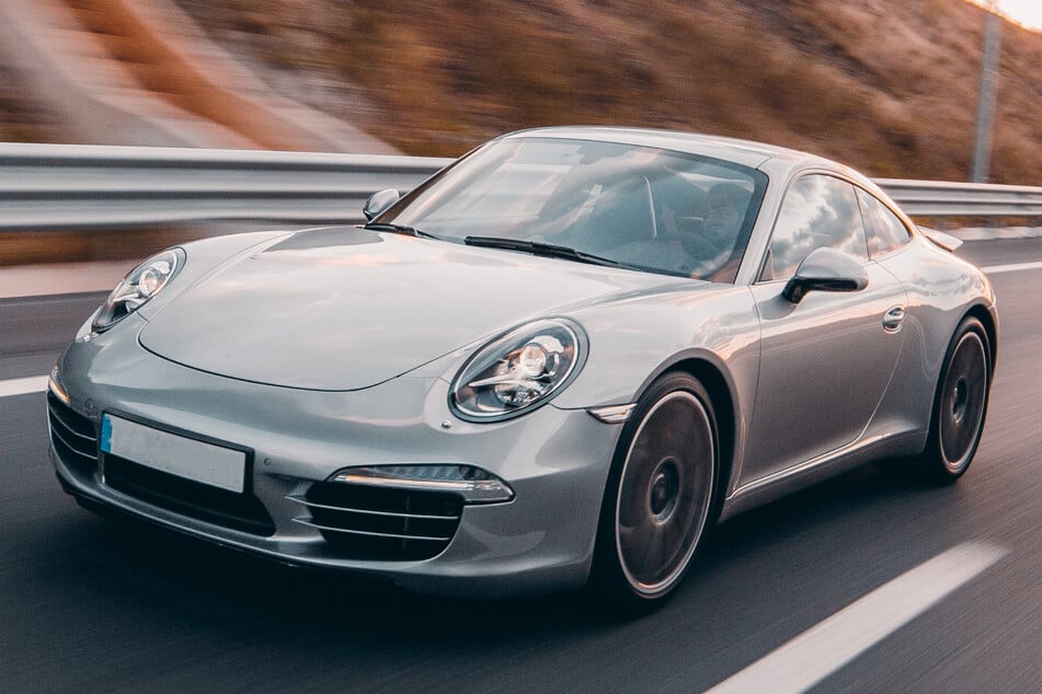 Der Porsche des 70-jährigen Deutschen wurde abgeschleppt. (Symbolfoto)