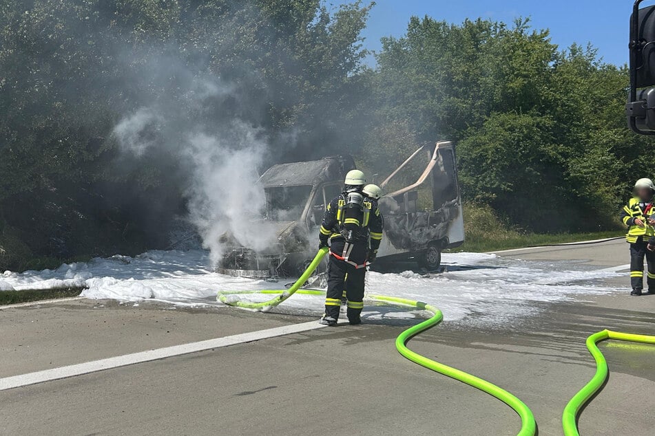 Das Fahrzeug fackelte komplett ab.