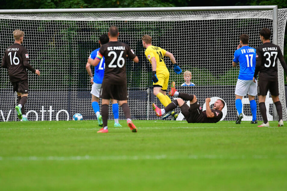 Maximilian Dittgen (26) reckt die Faust nach seinem Kopfballtreffer zum 0:2.