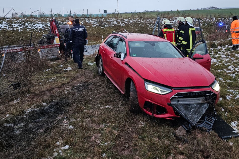 Audi kommt von winterglatten Straße ab: 25.000 Euro Schaden