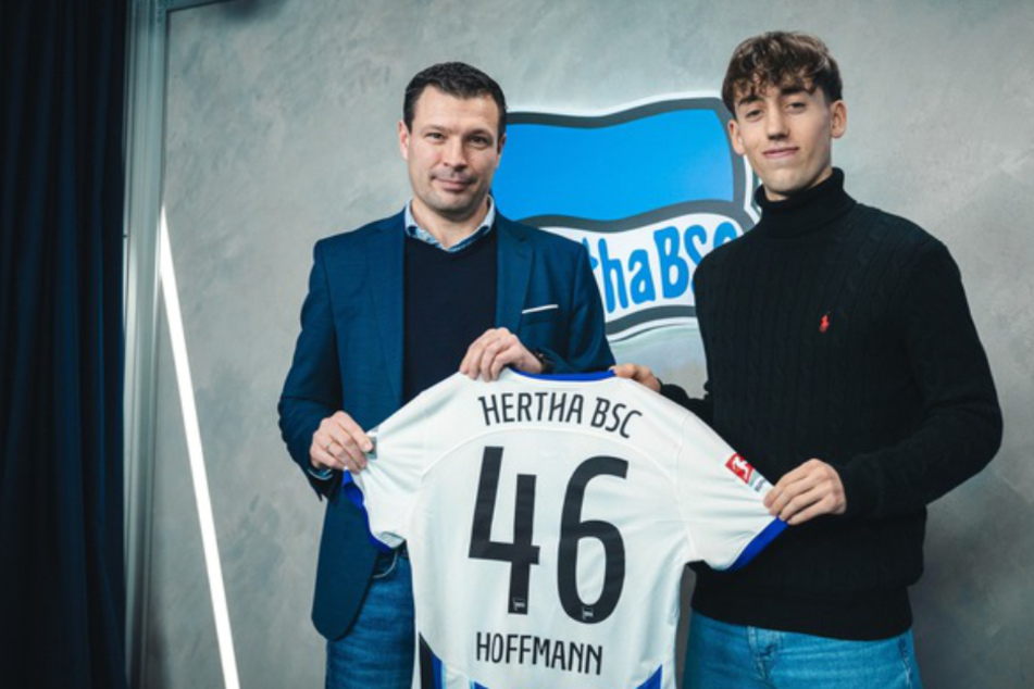 Tim Hoffmann (18, r.) zeigt stolz sein Trikot der Blau-Weißen, das ihm Cheftrainer Pál Dárdai (47) überreicht.