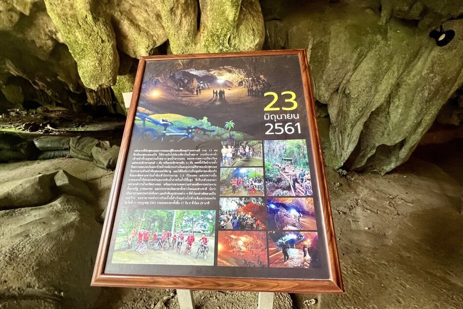 Auf Tafeln wird in der Tham-Luang-Höhle die aufwendige Rettungsaktion erklärt.