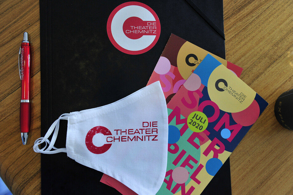 Das Theater öffnet wieder seine Häuser - aber mit vielen Corona-Einschränkungen.