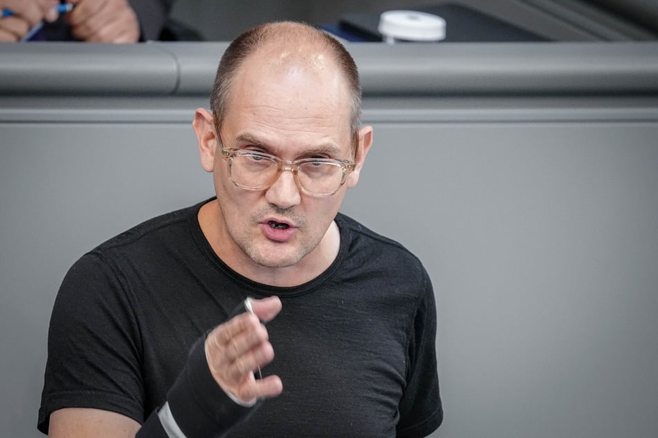 Auch Grünen-Politiker Janosch Dahmen (43) hält ein öffentliches Rauchverbot für sinnvoll.