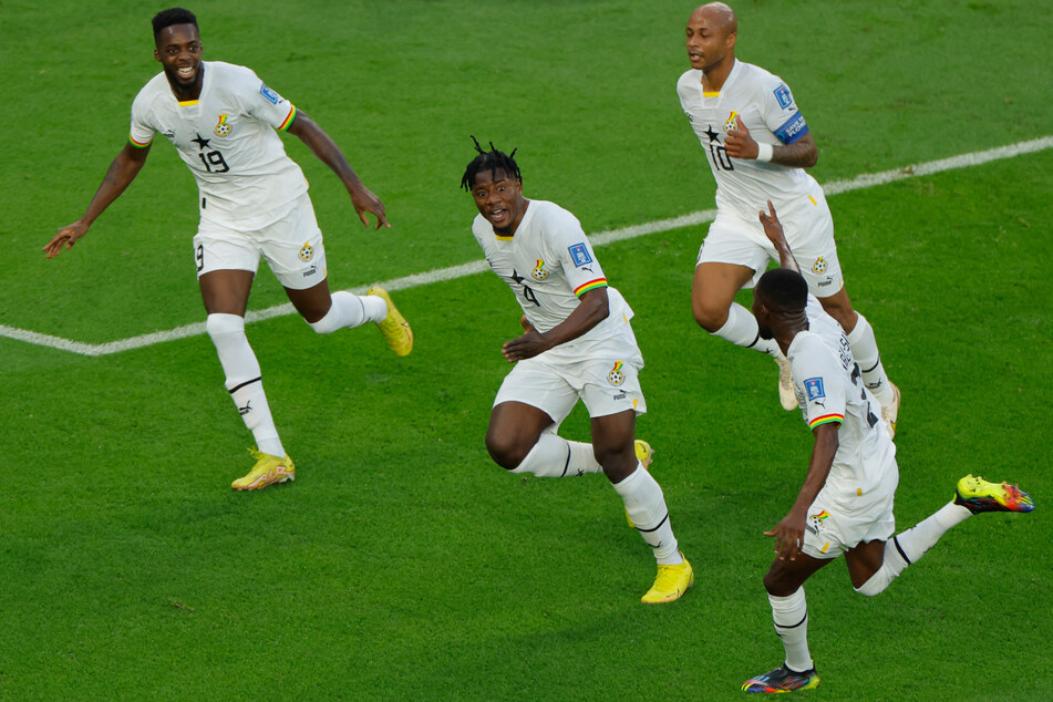 Plötzlich jubelte Ghana! Salisu (mitte) brachte seine Mannschaft in der 24. Minute in Führung.