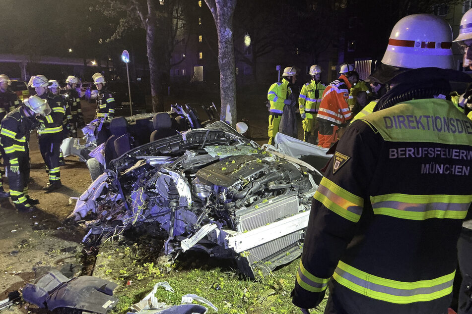 Mit schwerem Gerät entfernte die Polizei das Fahrzeugdach.