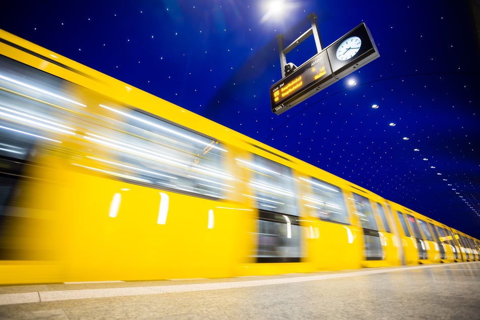 In Richtung Alexanderplatz müssen Fahrgäste mit vollen U-Bahn-Wagons rechnen. (Symbolbild)