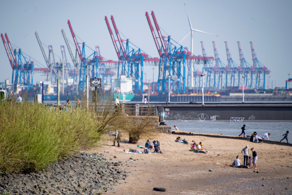 Seit Wochen herrscht in Hamburg - ganz ungewohnt - strahlender Sonnenschein wie hier am Ufer der Elbe.