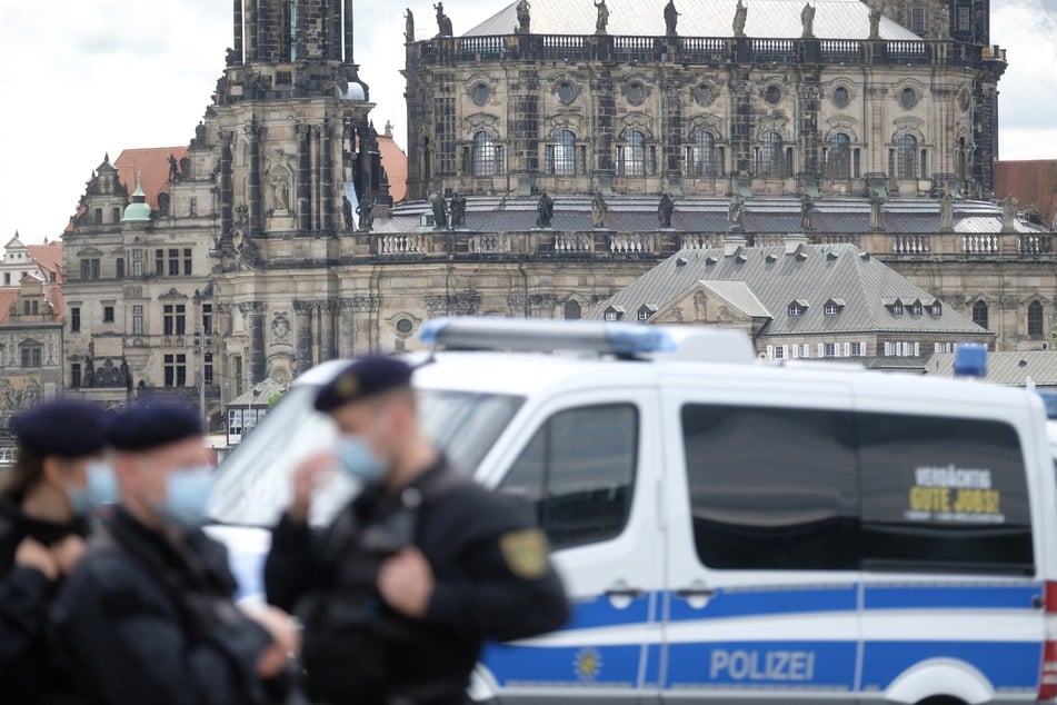 Rund ein Drittel der Polizisten in Sachsen haben sich einer Studie zufolge skeptisch zu den Maßnahmen gegen die Corona-Pandemie geäußert. (Symbolbild)