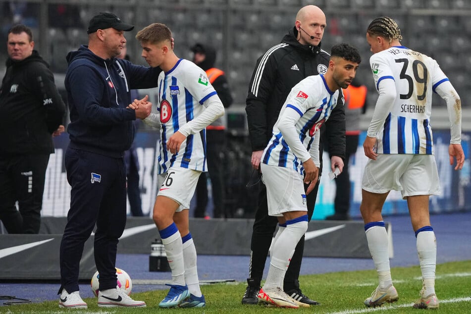 Im Dezember 2023 feierte Nader Jindaoui (27, 2.v.r.) sein Debüt in der 2. Bundesliga, als Coach Pal Dardai (48, 2.v.l.) ihn gegen den VfL Osnabrück einwechselte.