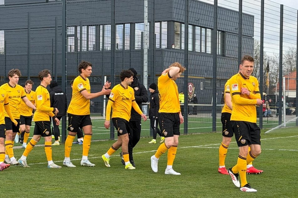 Jetzt gehen die etablierten Zweitligakräfte um Niklas Hauptmann (r.) und Robert Wagner (2.v.r.) aufs Feld.