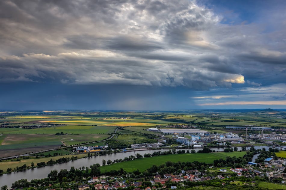 Dunkle Regenwolken ziehen in Richtung Ústí nad Labem - Tschechien gilt nach den aktuellen Modellrechnungen der Wetterdienste am Wochenende als "Niederschlags-Epizentrum", was die Elbe schnell anschwellen lassen kann.