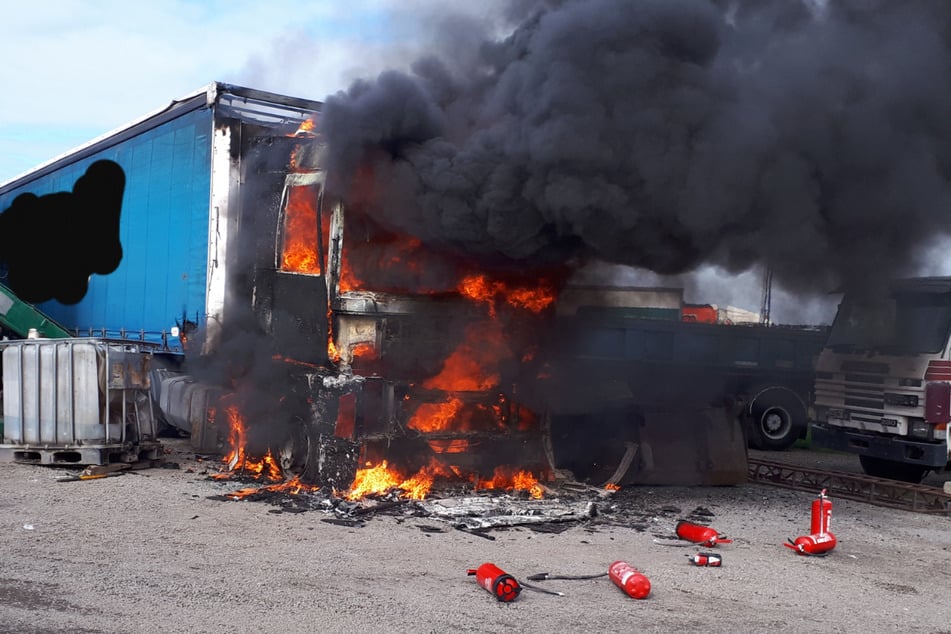 Lastwagen steht in Flammen: Alarm überschneidet sich fast mit Warntag