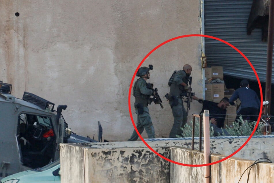 Israeli soldiers caught on video executing unarmed Palestinians who had surrendered