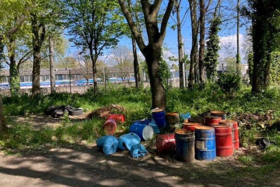 Die 15 rostigen Metallfässer wurden auf einem Parkplatz auf der Straße "Auf der Koppel" gefunden.
