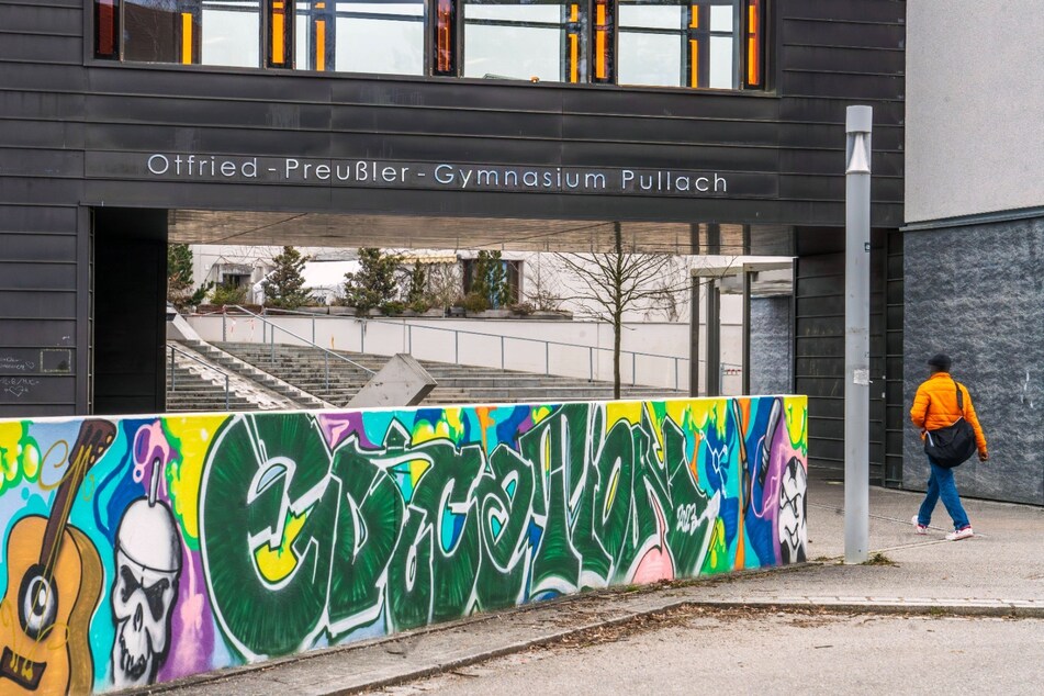Das Otfried-Preußler-Gymnasium in Pullach will wieder "Staatliches Gymnasium Pullach" heißen.