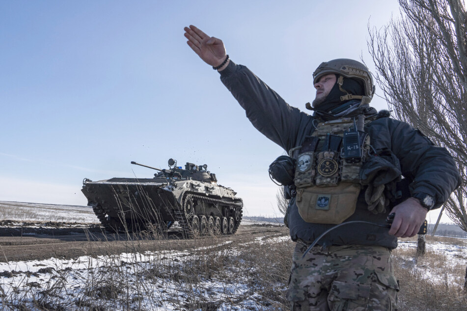 Ein ukrainischer Soldat an der Front in Donezk. Am 24. Februar jährt sich zum ersten Mal der Beginn des Ukrainekriegs. Das Museum in Borna will gegen den Krieg nun ein Zeichen setzen.