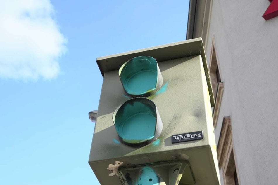 Der Rotlichtblitzer in der Clausstraße wurde mit blauer Farbe besprüht.