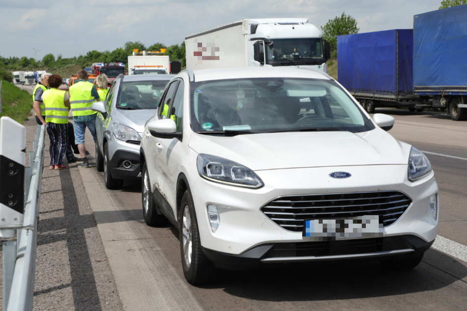 Unfall A4: Unfall auf der A4: Lkw und Opel stoßen zusammen, Hunderte Liter Diesel laufen aus