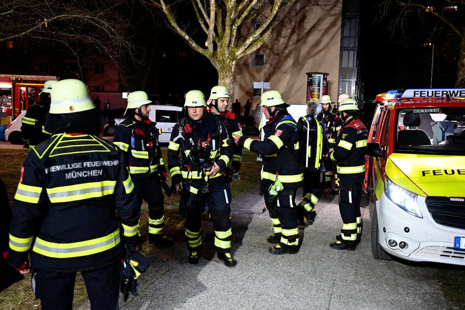 Ein Großaufgebot an Einsatzkräften ist am Sonntagabend zu einem Kellerbrand nach Forstenried alarmiert worden.