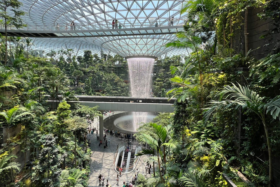 Riesiger Wasserfall und Teppichböden: Der Changi Airport in Singapur (SIN) gilt als der beste Flughafen der Welt – erneut.