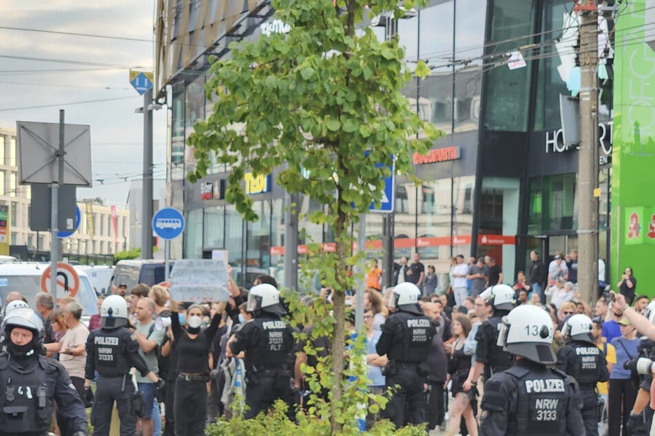 Die Polizei hatte am Montagabend in Solingen alle Hände voll zu tun, rivalisierende Demonstranten-Gruppen voneinander zu trennen.