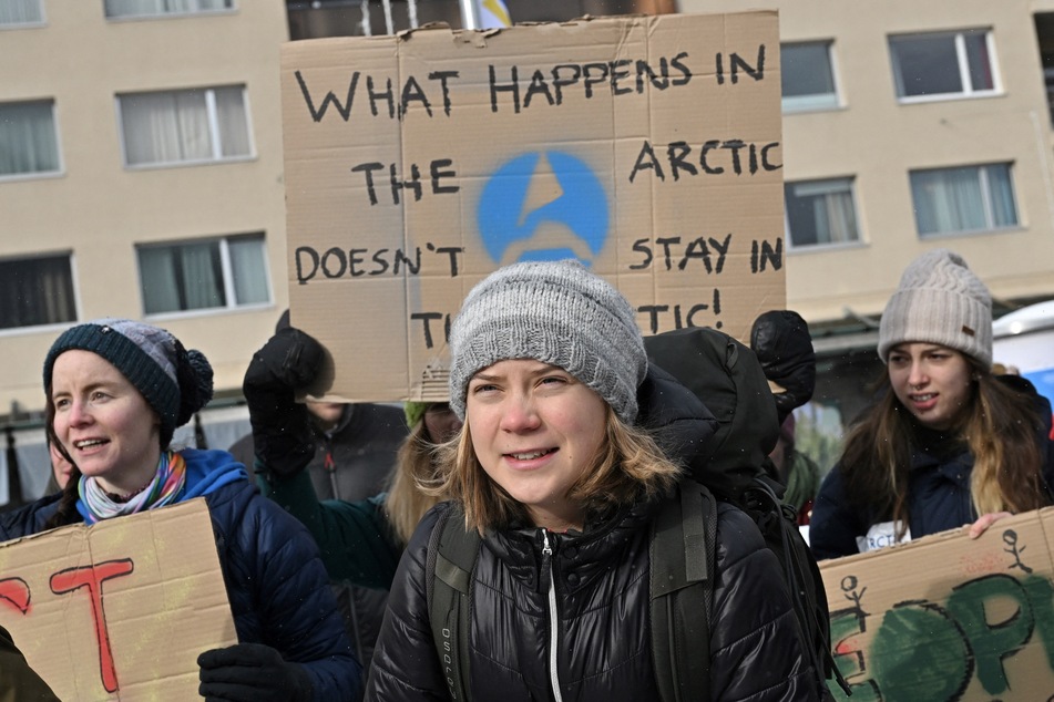 "Was in der Arktis passiert" bleibt in der Arktis", steht auf dem Schild hinter Greta Thunberg (20, M.) geschrieben. Trotz mutmaßlich zurückgezogener Aussagen setzt sich die Aktivistin weiterhin für den Schutz der Umwelt ein.