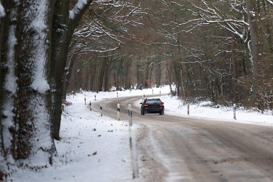 Der Mann unterschätze, wie rutschig die Straßen durch das Winter-Wetter sind. (Symbolbild)