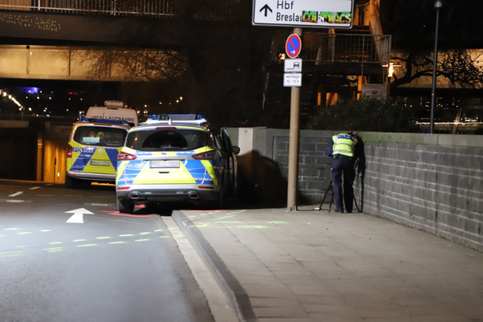 Ein Team der Polizei hat den Bereich um die Unfallstelle auf der Rheinuferstraße abgesperrt.