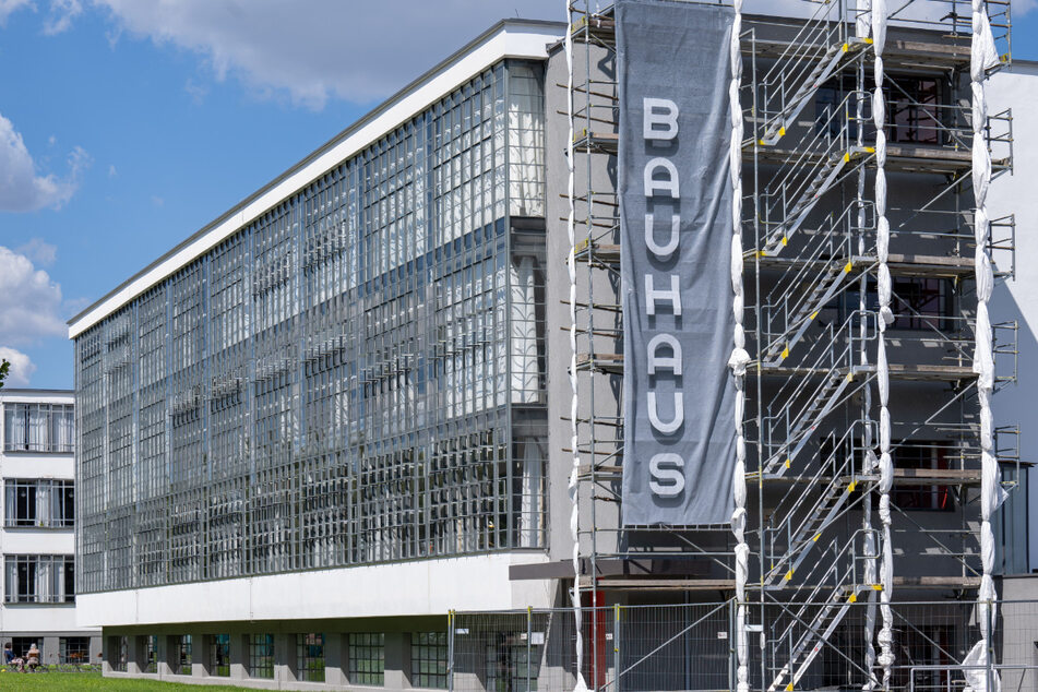 Bereits von Außen werden die Arbeiten sichtbar: Das Bauhaus Dessau ist derzeit Baustelle.